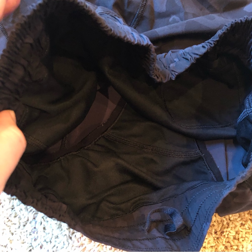 Lululemon Hotty Hot Short II 2.5” Incognito Camo Multi Grey / Black W7ATIR Sz 6 - Picture 8 of 8